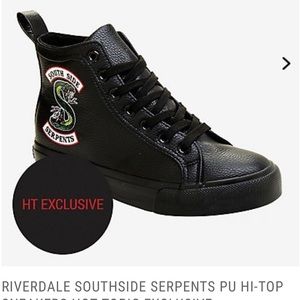 RIVERDALE HIGH SHOES SIZE 9, run small